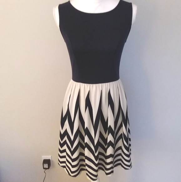 Xhilaration Dresses & Skirts - Xhilaration Black and White Chevron Shape Dress